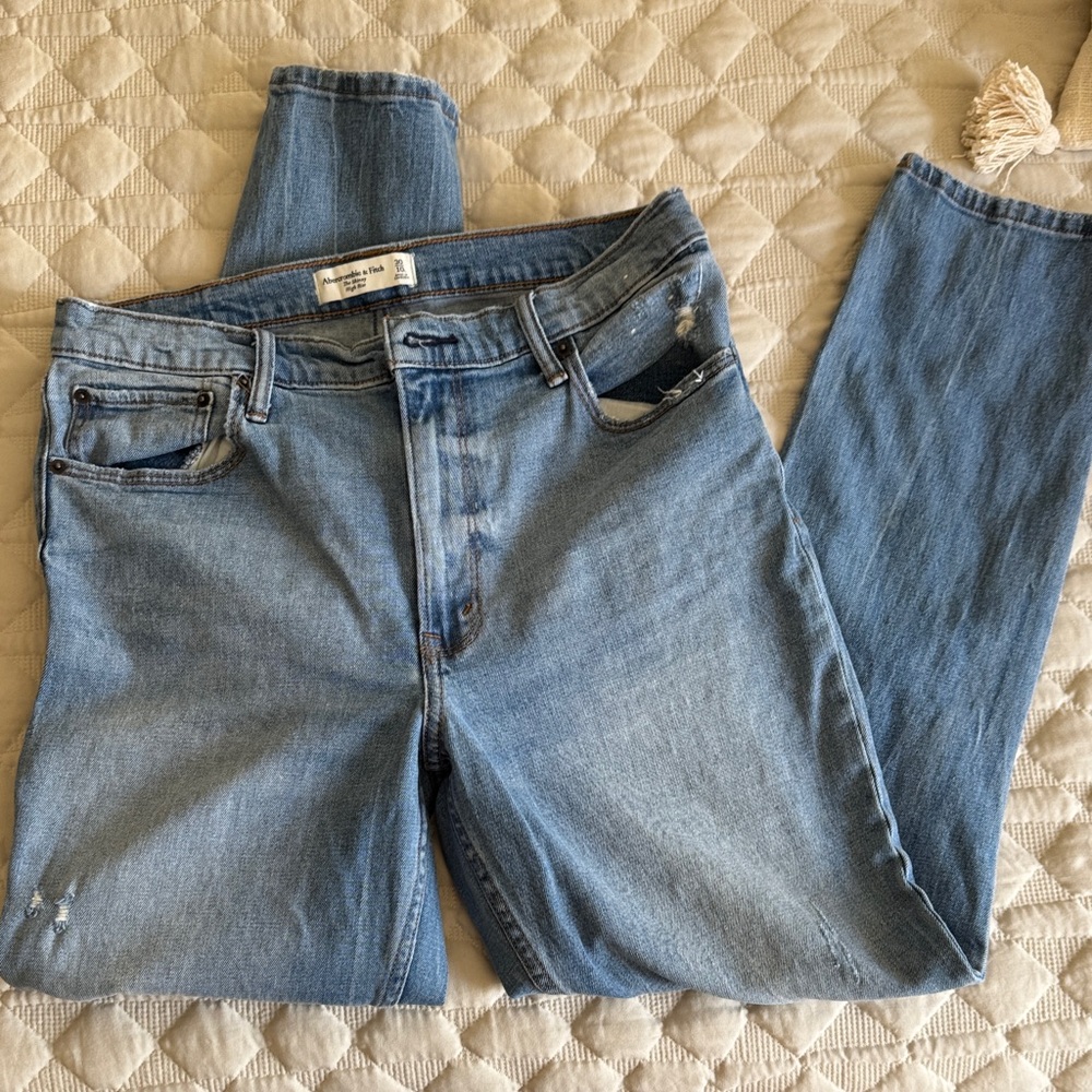 Abercrombie & Fitch Woman's Light Blue Relaxed Jeans